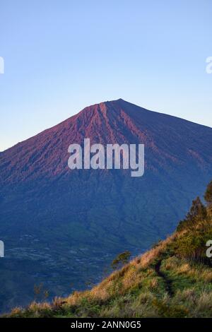 (Fuoco selettivo) vista mozzafiato del Monte Rinjani illuminato da una bellissima alba. Foto Stock