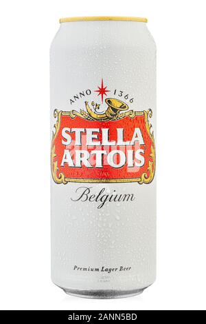 Ucraina, Kiev - Dicembre 27, 2019: Alluminio può della Stella Artois birra su sfondo bianco. Il file contiene il percorso di clipping Foto Stock