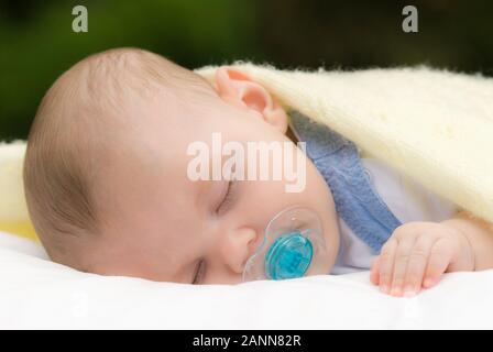 11 settimana di età bambino dorme con fantoccio, modello di rilascio disponibili Foto Stock