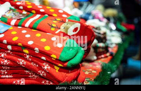 Calzini Raindeer - calzini rossi fatti a mano di natale con renne cucite, pallini gialli e bianchi e dita verdi alla fiera di natale. Grande idea regalo. Foto Stock