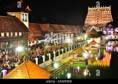 sree padmanabhaswamy tempio durante lakshadoweepam cerimonia, thiruvananthapuram, kerala, india Foto Stock
