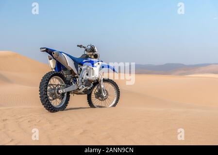 A zahedan, baluchestan/iran-11/23/2018 Yamaha WR450 bike nel deserto Lut Foto Stock