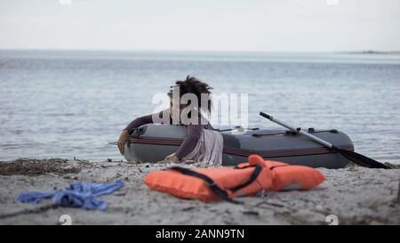 Addolorato donna giaceva in barca in attesa help, sopravvissuto tempesta, disastro naturale Foto Stock
