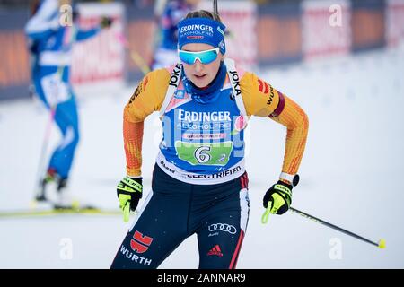 Ruhpolding in Germania. Xvii gen, 2020. Biathlon: Coppa del Mondo, il relè 4 x 6 km, le donne di Chiemgau Arena. Franziska Preuß dalla Germania lascia il poligono di tiro. Credito: Matthias esitano di fronte/dpa/Alamy Live News Foto Stock