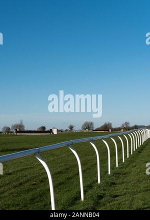 Vista del rettilineo finale dell'ippodromo di Wincanton nel Somerset, Inghilterra, Regno Unito Foto Stock