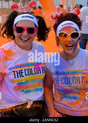 Due corridori femminili che prendono parte alla Color Run UK di Birmingham nel 2015, coperti di polvere di vernice Foto Stock