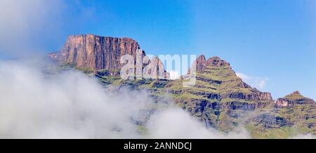 Panorama di Cathkin Peak e del fratello cruscotto con sollevamento nuvole, Drakensberg, Sud Africa Foto Stock