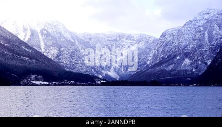 Panorama del lago Hallstatt dreamscape all'aperto con la montagna di neve sullo sfondo del tono di colore blu in Austria nelle Alpi austriache Foto Stock
