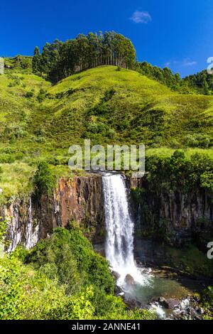 La cascata Sterkspruit vicino a monaci cruscotto in Kwazulu-Natal Drakensberg in una giornata di sole, Sud Africa Foto Stock