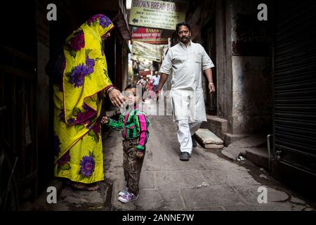 Donna con bambino in un vicolo di Varanasi. India Foto Stock