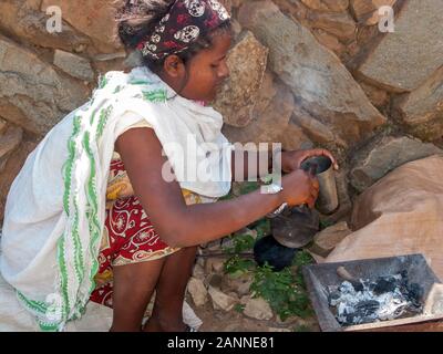 Giovane donna etiope rendendo bunny caffè, Aksum, Etiopia Foto Stock