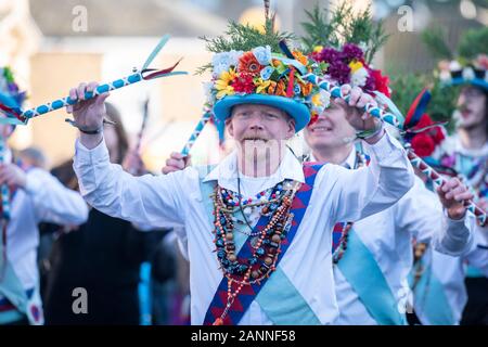 Whittlesey UK 18 gennaio 2020. Le persone prendono parte a la quarantunesima edizione annuale di paglia Whittlesea Bear Festival. Oltre 250 diversi Morris, intasare e Molly e danzatori provenienti da tutto il paese di seguire una persona vestita come un orso di paglia accompagnata da un elemento di fissaggio in una sfilata in giro per la città. Si tratta di una vecchia usanza rivive in 1980. Credito Eales Julian/Alamy Live News Foto Stock