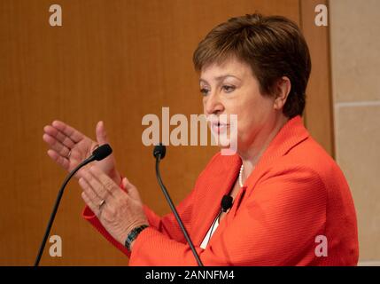 Washington, DC, Stati Uniti d'America. Xvii gen, 2020. Fondo monetario internazionale (FMI) Managing Director Kristalina Georgieva parla a un evento ospitato dal Peterson Institute for International Economics di Washington, DC, Stati Uniti a gennaio 17, 2020. Il recentemente firmato la Cina-USA in fase commerciale una trattativa dovrà ridurre il margine di incertezza che ha ostacolato la crescita economica globale, il Direttore Generale del FMI, Kristalina Georgieva detto venerdì. Credito: Liu Jie/Xinhua/Alamy Live News Foto Stock