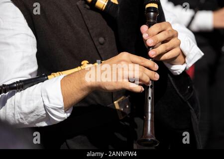 Le mani di un musicista che gioca una zampogna in un festoso corteo. La Galizia, Spagna Foto Stock