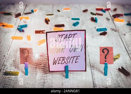 La grafia la scrittura di testo Avvia il proprio sito web. Foto concettuale servono come estensione di un biglietto da visita un sito personale scarabocchiati e sbriciolamento foglio Foto Stock