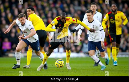 Tottenham Hotspur di Jan Vertonghen (sinistra) e Watford's Abdoulaye Doucoure durante il match di Premier League a Vicarage Road, Londra. Foto Stock