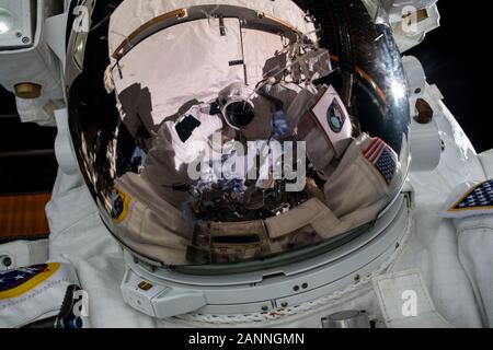 ISS - 15 Gen 2020 - astronauta della NASA Jessica Meir prende un fuori di questo mondo di 'spazio-selfie' nel corso di una spacewalk ha condotto con l'astronauta della NASA Christi Foto Stock