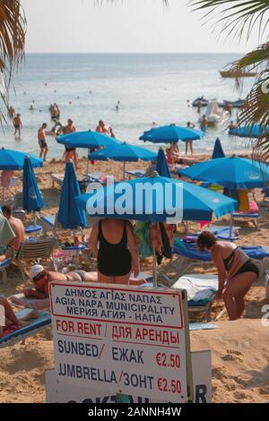 Agia Napa, Cipro - Ott 26, 2019: Spiaggia stand con costo di spiaggia lettini e ombrellone Foto Stock