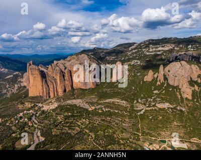 Vista aerea del Mallos de Riglos, un set di conglomerato formazioni rocciose in Spagna Foto Stock