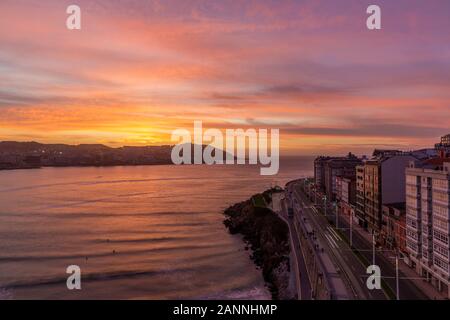 Vista serale di A Coruna città costiera della Galizia Foto Stock