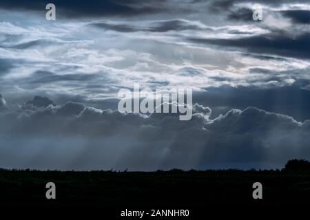 Paesaggio di nuvole monsoniche e loro stati d'animo Foto Stock