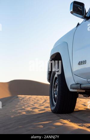 indietro vista della pattuglia bianca nissan super safari salito su una duna di sabbia nel deserto dasht e lut Foto Stock