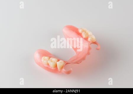 La grande immagine di un moderno di dentiera su sfondo bianco Foto Stock