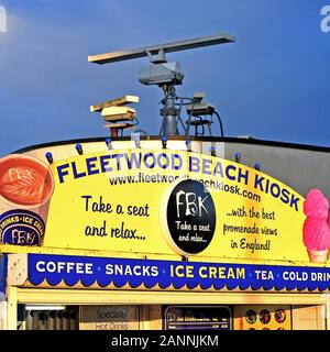 Fleetwood chiosco sulla spiaggia con stazione radar in background immediata Foto Stock