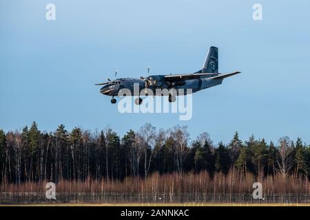 RIGA, Lettonia, 17 gennaio 2020 - ucraino Eleron compagnia aerea cargo aereo Antonov un-26B UR-CSK in livrea speciale terre Aeroporto internazionale di Riga. Il piano è stato utilizzato nel film di Hollywood delle parti soggette a usura Foto Stock