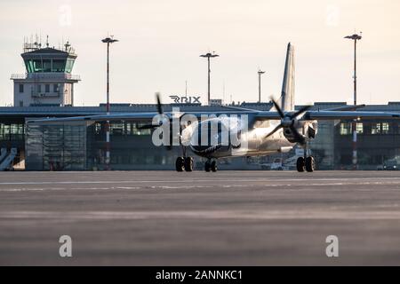 RIGA, Lettonia, 17 gennaio 2020 - ucraino Eleron compagnia aerea cargo aereo Antonov un-26B UR-CSK in livrea speciale terre Aeroporto internazionale di Riga. Il piano è stato utilizzato nel film di Hollywood delle parti soggette a usura Foto Stock