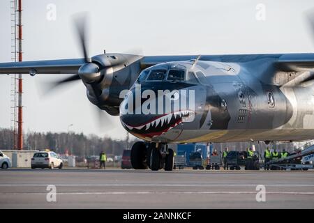 RIGA, Lettonia, 17 gennaio 2020 - ucraino Eleron compagnia aerea cargo aereo Antonov un-26B UR-CSK in livrea speciale terre Aeroporto internazionale di Riga. Il piano è stato utilizzato nel film di Hollywood delle parti soggette a usura Foto Stock