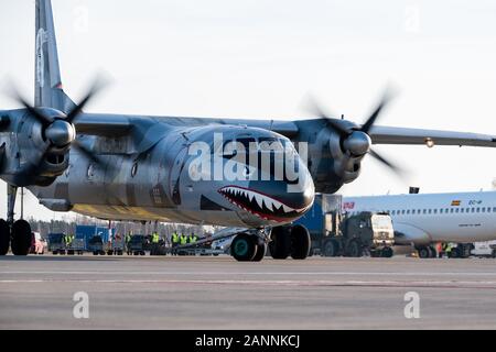 RIGA, Lettonia, 17 gennaio 2020 - ucraino Eleron compagnia aerea cargo aereo Antonov un-26B UR-CSK in livrea speciale terre Aeroporto internazionale di Riga. Il piano è stato utilizzato nel film di Hollywood delle parti soggette a usura Foto Stock