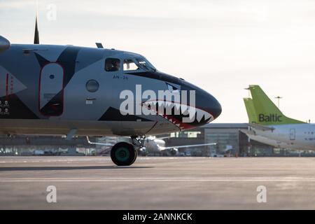 RIGA, Lettonia, 17 gennaio 2020 - ucraino Eleron compagnia aerea cargo aereo Antonov un-26B UR-CSK in livrea speciale terre Aeroporto internazionale di Riga. Il piano è stato utilizzato nel film di Hollywood delle parti soggette a usura Foto Stock