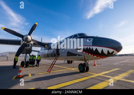 RIGA, Lettonia, 17 gennaio 2020 - ucraino Eleron compagnia aerea cargo aereo Antonov un-26B UR-CSK in livrea speciale terre Aeroporto internazionale di Riga. Il piano è stato utilizzato nel film di Hollywood delle parti soggette a usura Foto Stock