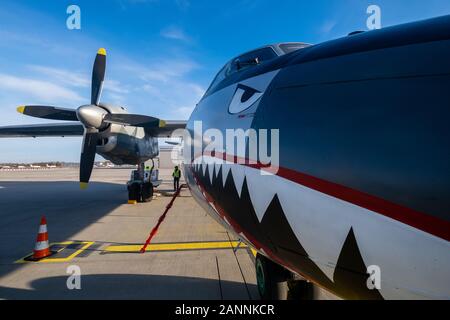 RIGA, Lettonia, 17 gennaio 2020 - ucraino Eleron compagnia aerea cargo aereo Antonov un-26B UR-CSK in livrea speciale terre Aeroporto internazionale di Riga. Il piano è stato utilizzato nel film di Hollywood delle parti soggette a usura Foto Stock