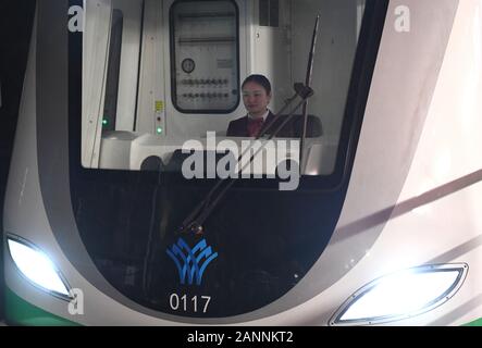 (200118) -- NANNING, Gennaio 18, 2020 (Xinhua) -- Liu Huijun aziona un treno della metropolitana lungo la linea uno di Nanning Transito ferroviario in Nanning, capitale del sud della Cina di Guangxi Zhuang Regione autonoma, gen. 16, 2020. Che cosa fa la cabina di guida simile? Come fare per metro piloti guidare un treno? Quando i passeggeri effettuano il prendere un treno della metropolitana, molti possono trovare la fermata della metro la guida di misterioso, come non riescono a vedere i piloti in cabina, la quale è separata dal corpo principale del treno. Per Liu Huijun, tuttavia, metro guida, che può apparire di routine come qualsiasi altro richiede non solo abili abilità di guida e di eccellente psy Foto Stock