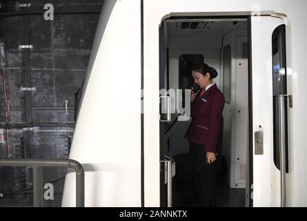 (200118) -- NANNING, Gennaio 18, 2020 (Xinhua) -- Liu Huijun rapporti per la metropolitana di comando e centro di controllo tramite un interfono via cavo in corrispondenza di una stazione lungo la linea uno di Nanning Transito ferroviario in Nanning, capitale del sud della Cina di Guangxi Zhuang Regione autonoma, gen. 16, 2020. Che cosa fa la cabina di guida simile? Come fare per metro piloti guidare un treno? Quando i passeggeri effettuano il prendere un treno della metropolitana, molti possono trovare la fermata della metro la guida di misterioso, come non riescono a vedere i piloti in cabina, la quale è separata dal corpo principale del treno. Per Liu Huijun, tuttavia, metro guida, che può apparire di routine come qualsiasi altra, Foto Stock