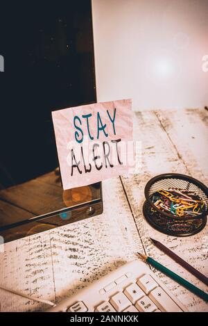 Scrittura testo scrittura di rimanere vigili. Foto concettuale prestando la massima attenzione alle cose intorno a un rapido per vedere o capire nota con nastro di carta al nero comp Foto Stock