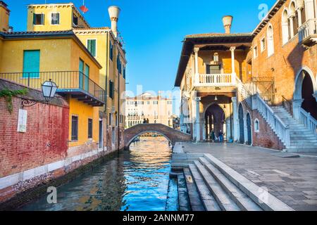 Venezia, Italia - Sep 30, 2018: vista panoramica al crocevia Fondamenta Riva Olio e Fondamenta de le Prigioni Foto Stock