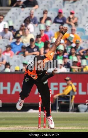 MCG, Melbourne, Victoria, Australia. Xviii gen, 2020 MCG, Melbourne, Victoria, Australia. 18 gennaio, 2020. KFC Big Bash league(BBL) corrispondono a 41 - Melbourne stelle uomini la riproduzione del Perth Scorchers uomini - Scorchers Bowler Chris Jordon durante il gioco-Melbourne stelle vinte da dieci corse.- credito Immagine: Brett keating/Alamy Live News Foto Stock