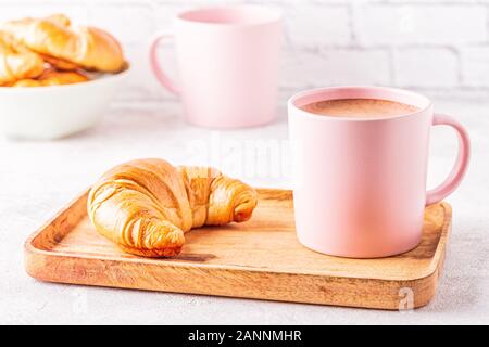 Croissant e caffè su un vassoio in legno Foto Stock