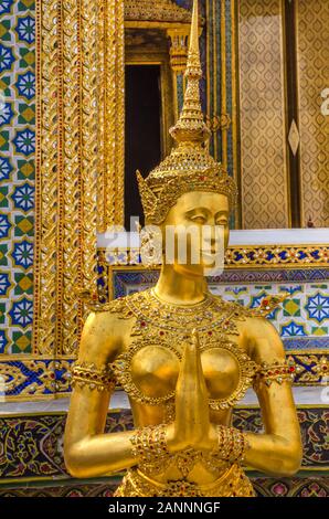 BANGKOK, Tailandia - 23 dicembre 2018: decorativo statua dorata di un kinnara in Wat Phra Kaew, il Tempio del Buddha di Smeraldo, Bangkok. Foto Stock