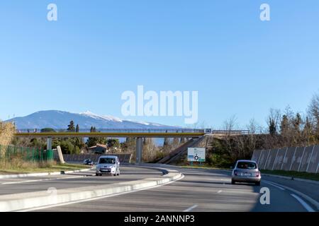 Provenza, Francia - Dicembre 2019 : strada asfaltata con vetture, attraverso la Provenza campagna in inverno pieno di sole giorno nel sud della Francia, Europa Foto Stock