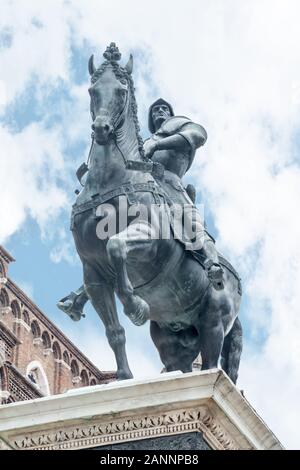 Venezia, Italia - Ott 01, 2018: la statua equestre del condottiero Bartolomeo Colleoni nel Campo Santi Giovanni e Paolo, Venezia, Italia, eseguita da e Foto Stock