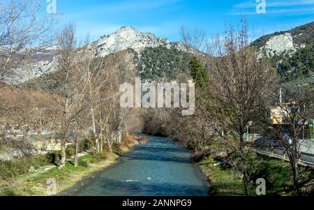 Buis Les Baronnies è un comune e villaggio circondato da montagne, soleggiata giornata invernale in Drome dipartimento nel sud della Francia Foto Stock