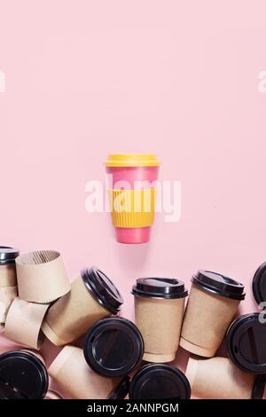 Tazza da caffè eco riutilizzabile Zero Waste Concept rispetto a più tazze di cartone monouso Foto Stock