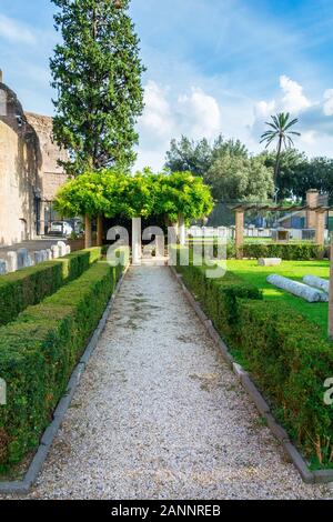 Roma, Italia - 02 OTT 2018: Park Alley con vaso colossale - monumento storico di Roma Foto Stock