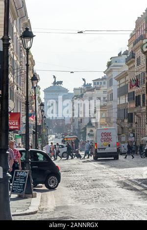 Roma, Italia - 02 OTT 2018: folla serale sulla via Nazionale, la Terrazza delle Quadrighe visibile in distanza Foto Stock