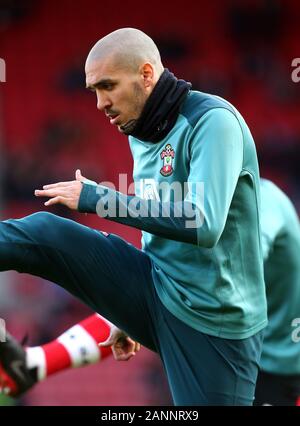 Southampton Oriol Romeu si riscalda prima della Premier League a St Mary's, Southampton. Foto Stock