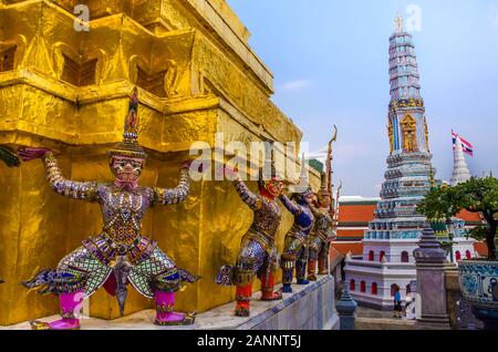 BANGKOK, Thailandia - DEC. 23, 2018: custode Yaksha statue circondano Bangkok il Wat Phra Kaew (anche noto come il Tempio del Buddha di Smeraldo). Foto Stock